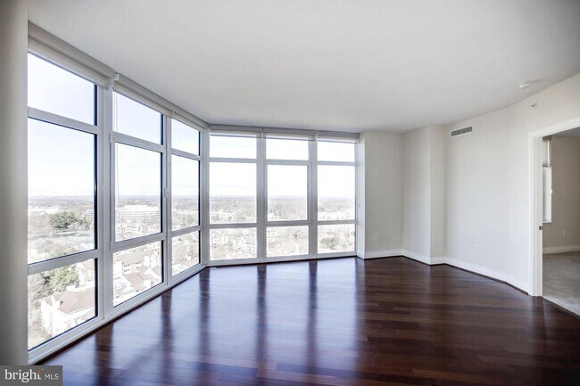 Foto del edificio - 8220 Crestwood Heights Dr