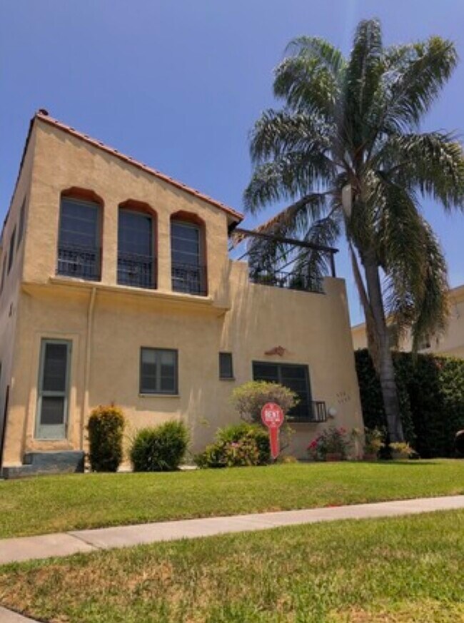 Building Photo - 540 N Sycamore Ave