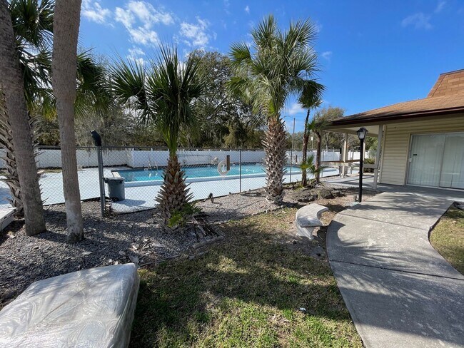 Foto del edificio - 1001 Spring Meadow Dr
