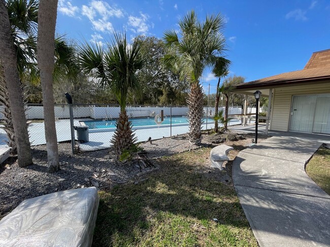 Building Photo - Spacious 2 bedroom/1 Bathroom End Unit Upstairs Condo.
