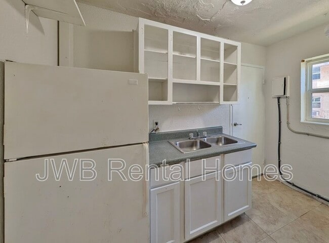 Building Photo - 222 16th Ave N