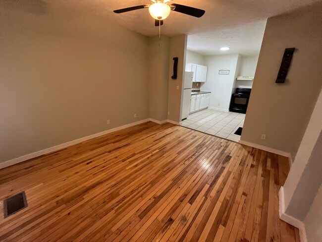 Building Photo - 208 S 5th St