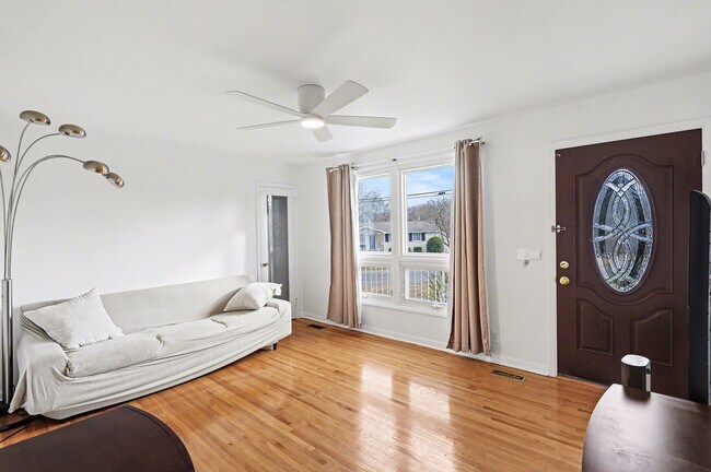 Foto del edificio - 3 Bedroom, 2 Bath, 2-car garage-