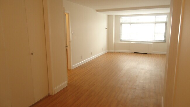 Foto del edificio - 2401 H St NW