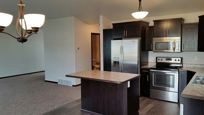 Building Photo - Goldenwood 3 Bedroom/ 2 bathroom Twinhome