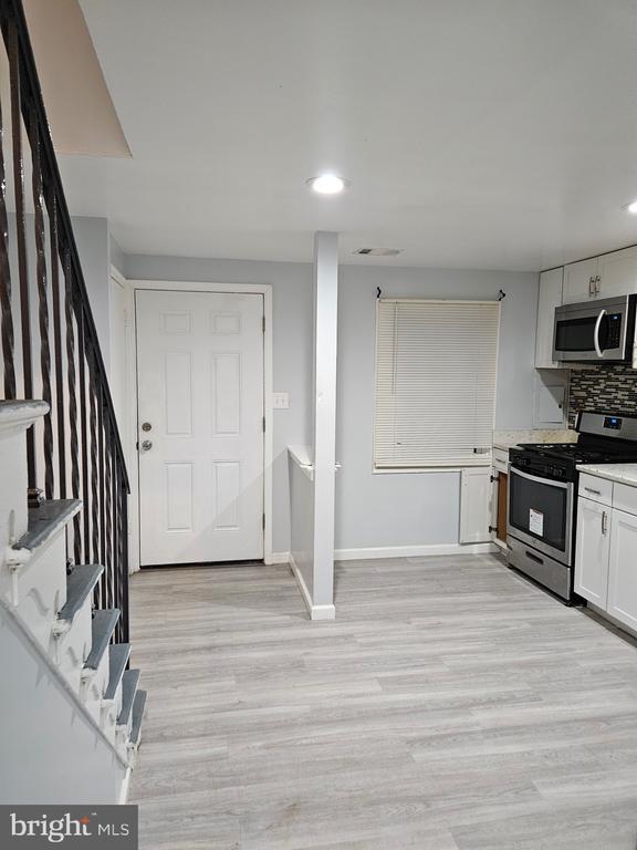 Building Photo - 1712 Village Green Dr