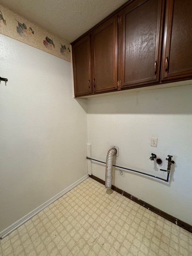 Building Photo - 2 bed 2 bath duplex, new carpet and paint!