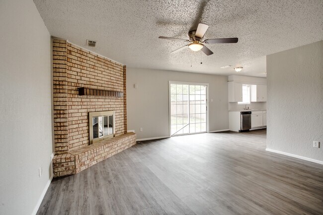 Foto del edificio - Nicely updated 2/1/1 in Frenship