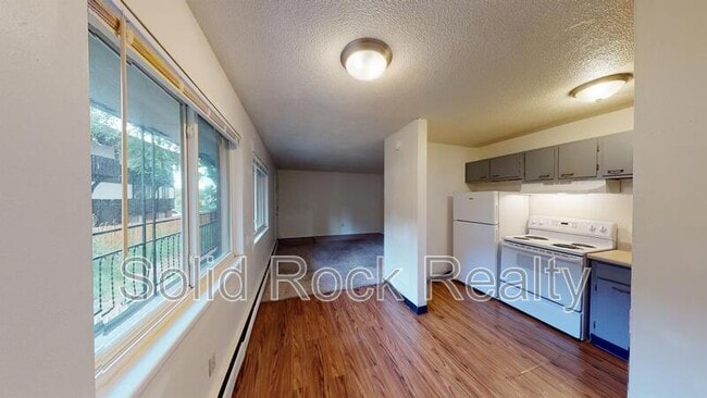 Building Photo - 1411 S Corona Ave