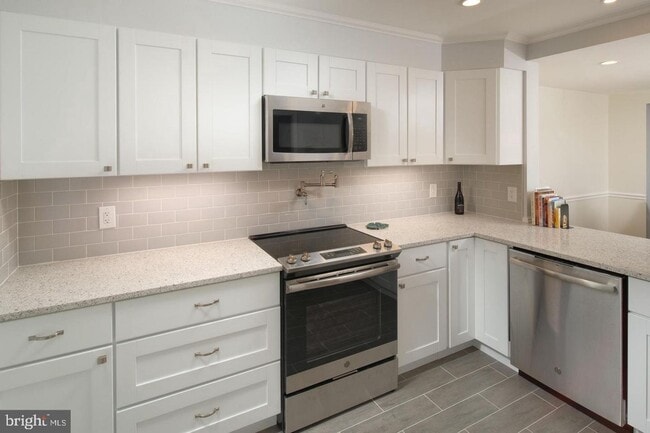 Building Photo - Charming townhome in the heart of McLean !!