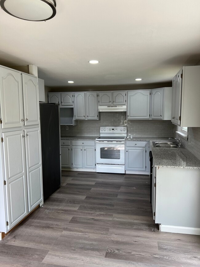 Building Photo - 7441 Farmstead Rd