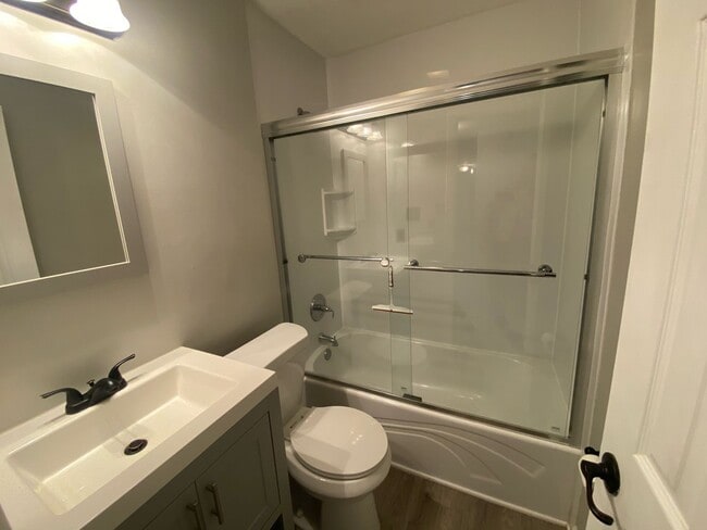 Foto del edificio - 7122 Longstreet Dr