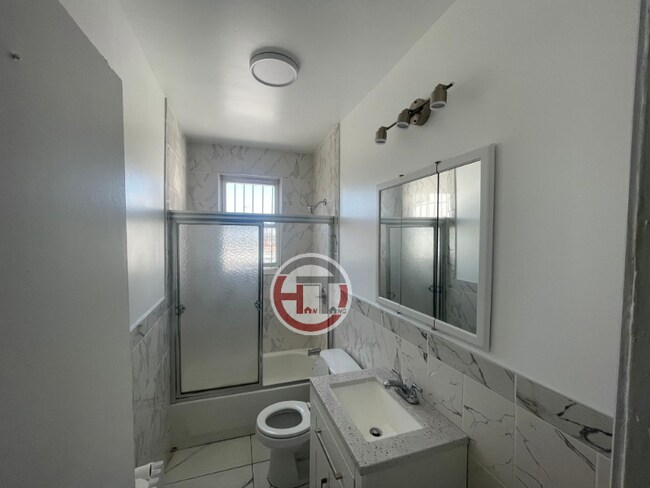 Foto del edificio - 3162 E Tremont Ave