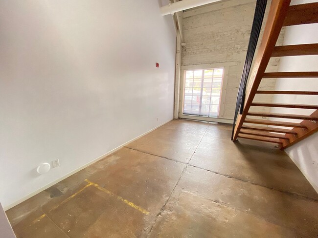 Building Photo - Advent - Low Deposit Loft Style Condo W/ L...