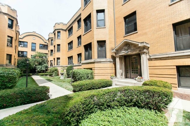 Building Photo - 2431 N Sawyer Ave
