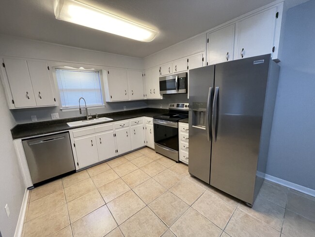 Building Photo - 1613 Green Briar Pkwy