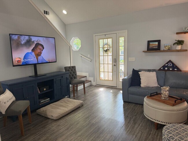 Foto del edificio - Beautiful Custom Finishes! - Yacht Cove - Mid Island Location