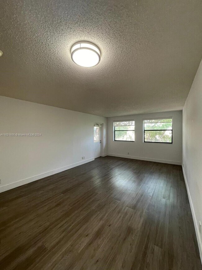 Building Photo - 8100 Geneva Ct
