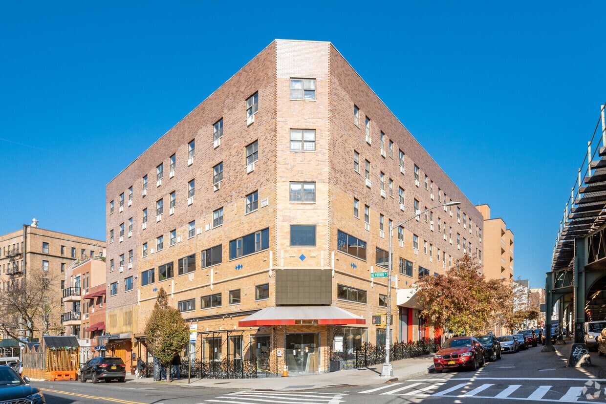 Primary Photo - 3015 Newtown Ave