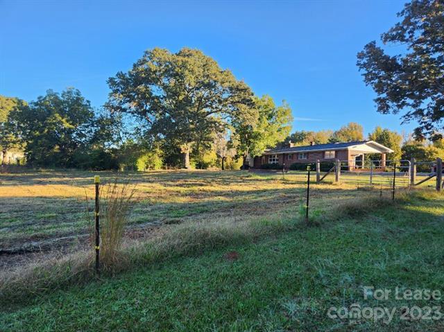 Foto principal - 2632 Charlotte Hwy