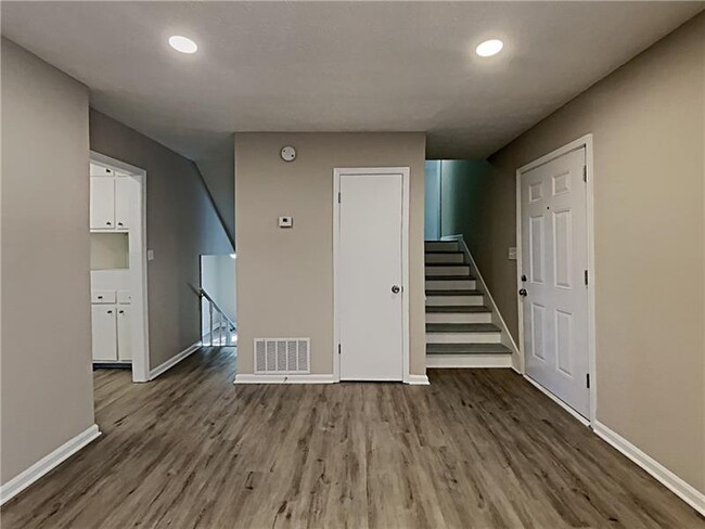 Building Photo - 2592 Donald Ct NW