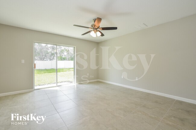 Foto del edificio - 489 Earhart Dr