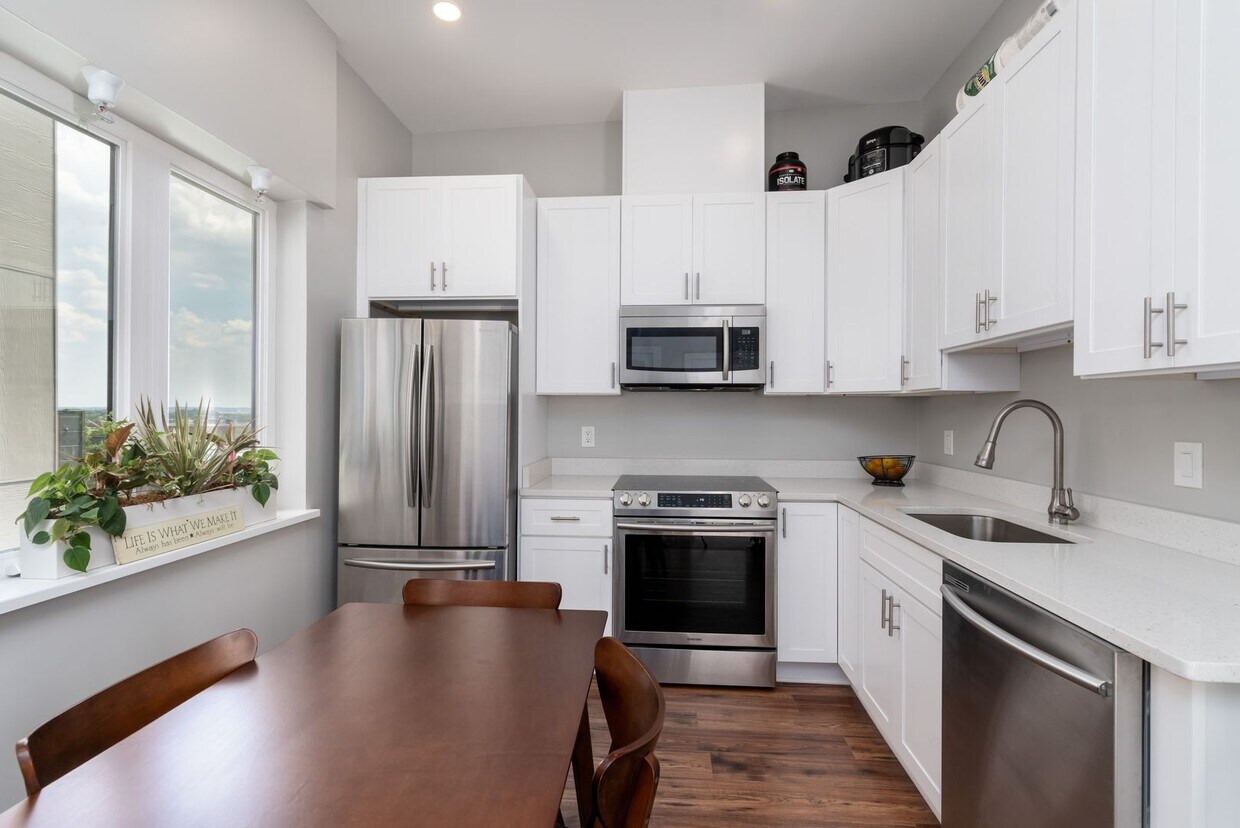 Foto principal - Top-Floor Petworth Studio with Private Ter...