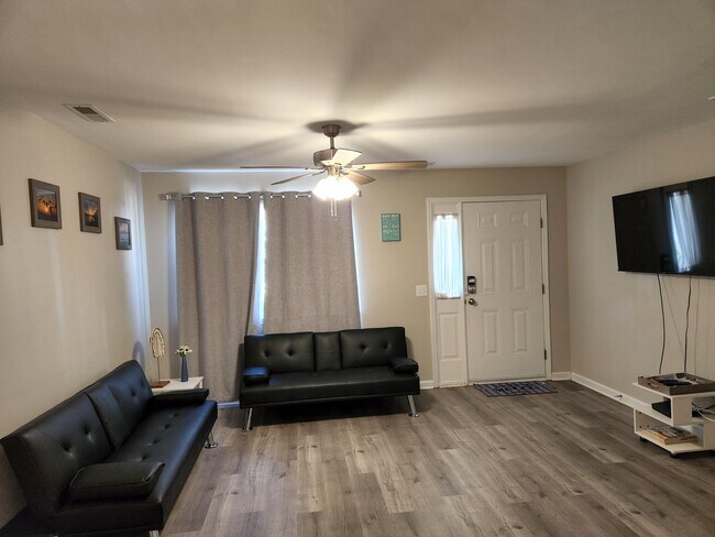 Family room - 614 3rd Ave S