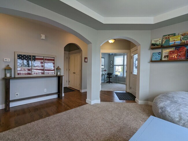 Foto del edificio - Large 3BD plus bonus rm and den
