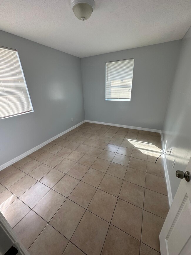 Foto del edificio - 1579 W 23rd St