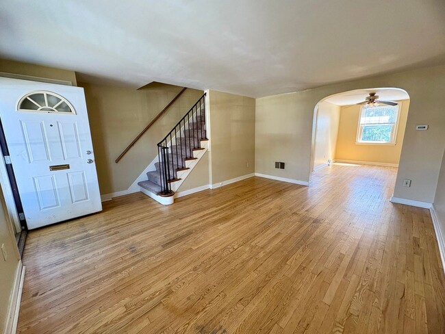 Building Photo - 3 Bedroom 1 Bathroom in Harrisburg!