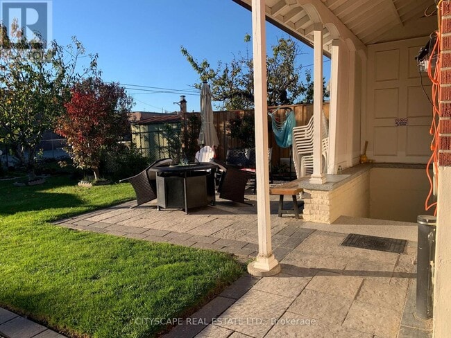 Photo du bâtiment - 120 Hullmar Dr