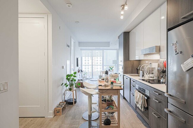 Photo du bâtiment - 1 bedroom plus den. 1 Bath. Parking! Inter...