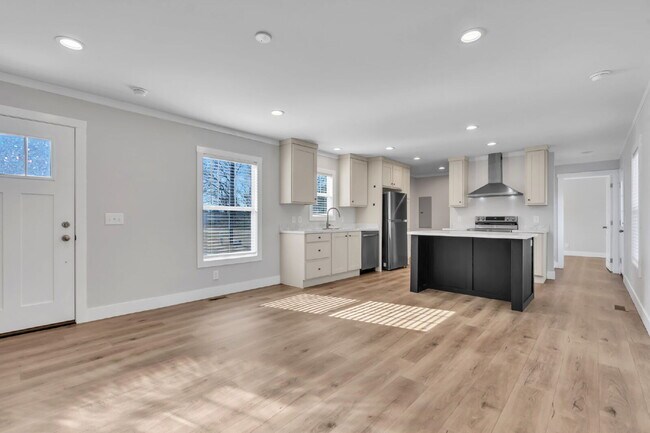 Building Photo - Spacious 2BR, 2BA home on 1.5 acres with Extra Storage - $1650/mo rent***