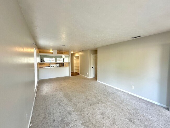 Building Photo - SPACIOUS 2/1 w/ Open Floor Plan, Fenced Ya...