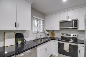 Building Photo - The Pointe  Apartments
