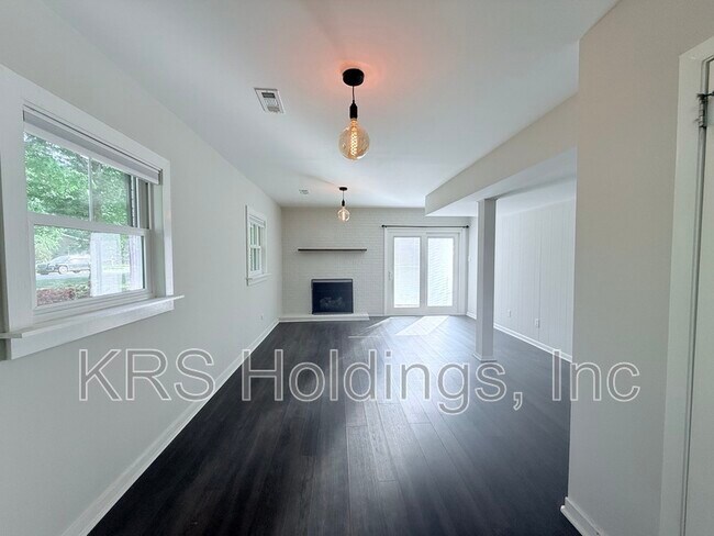 Building Photo - 1512 Basewood Dr