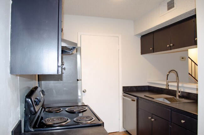 Building Photo - 2 Bed/ 1 Bath With Easy Access to 183/290 ...