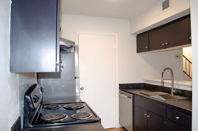 Building Photo - 2 Bed/ 1 Bath With Easy Access to 183/290 and 35
