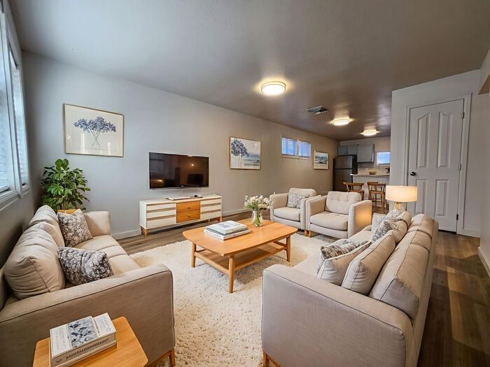 Foto principal - Renovated Cozy 2-Bedroom Duplex | Move In ...