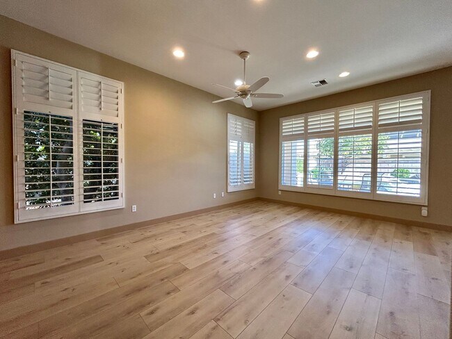 Building Photo - AVAILABLE NOW! 2 Bedroom 2 Bathroom + Den Home in the 55+ Community of Sun City!