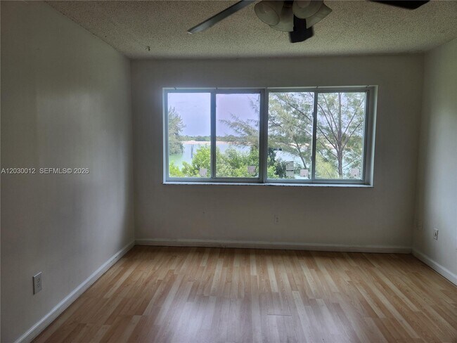 Foto del edificio - 14820 Naranja Lakes Blvd
