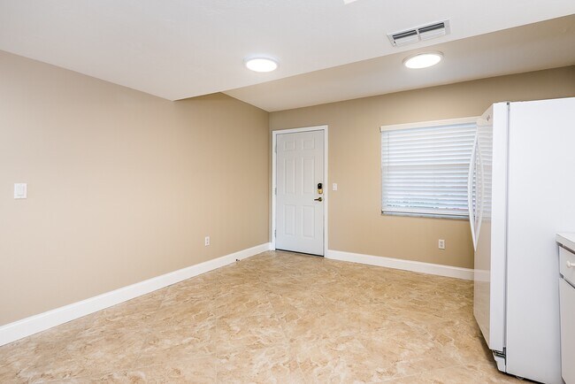 Foto del edificio - UPDATED GROUND FLOOR CONDO CLOSE TO 1-75