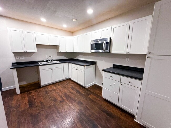 Building Photo - Beautifully Updated 3BR Two-Story Home w/ Fenced Yard & Off-Street Parking