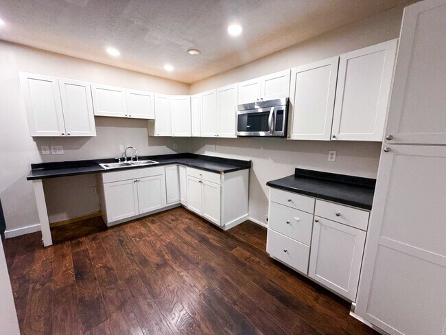 Foto del edificio - Beautifully Updated 3BR Two-Story Home w/ Fenced Yard & Off-Street Parking