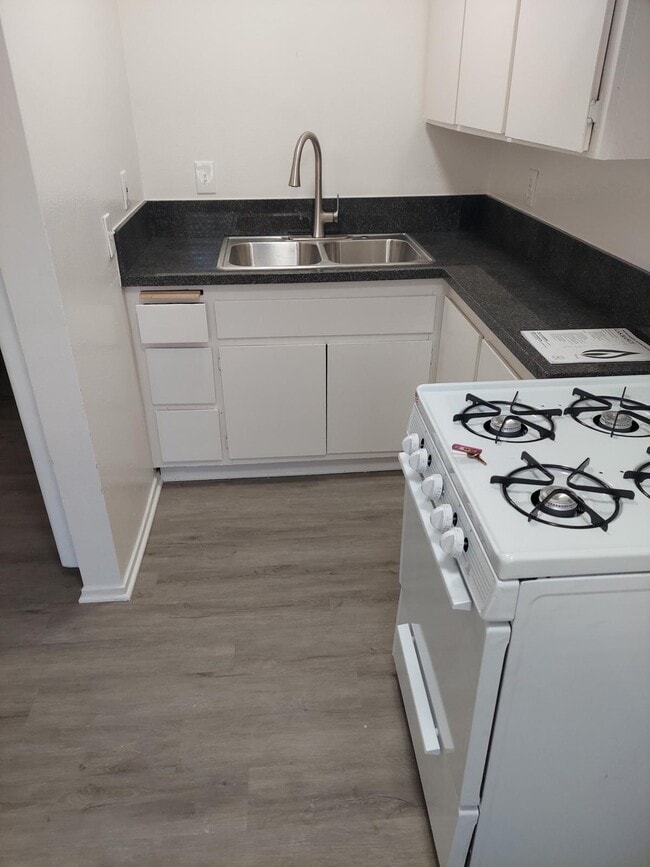 Building Photo - Etiwanda Villas