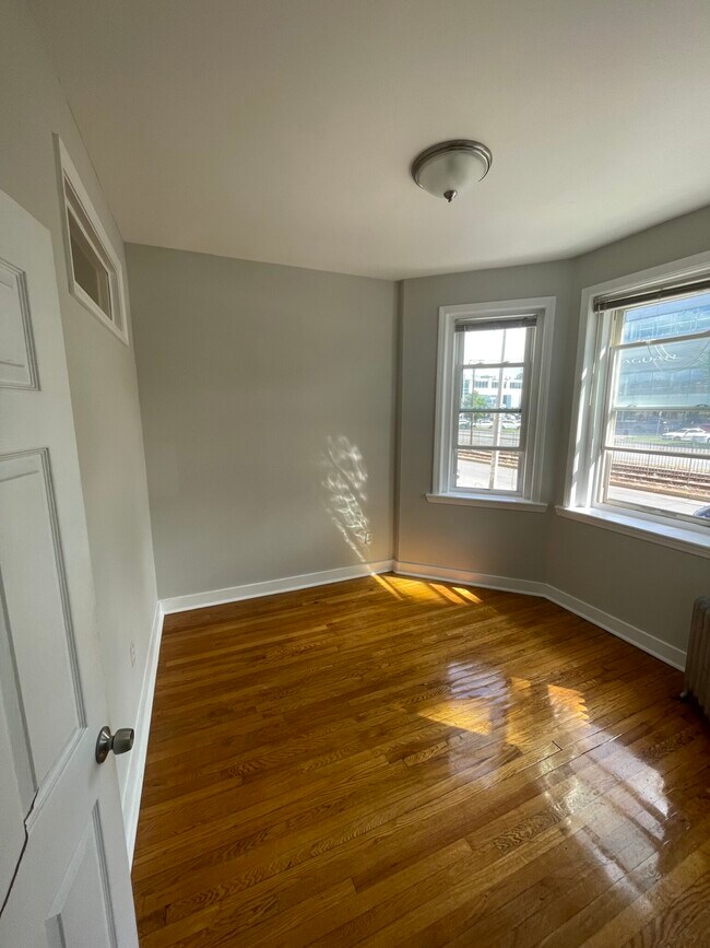 Foto del edificio - 12A Greylock Rd