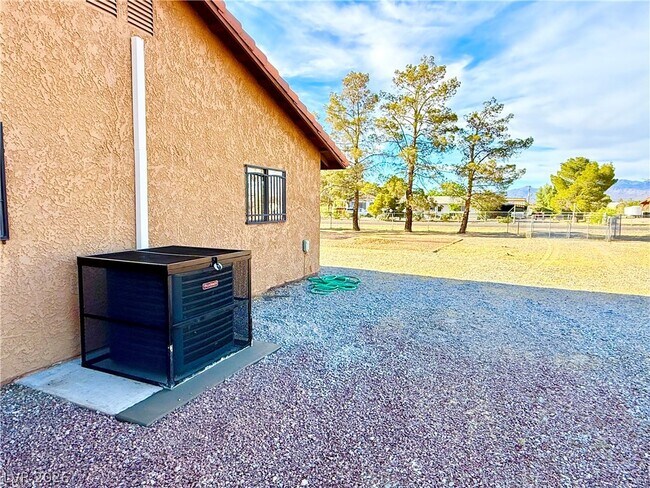 Foto del edificio - 1081 Pluto St