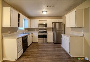 Building Photo - 2302 Traverse Dr