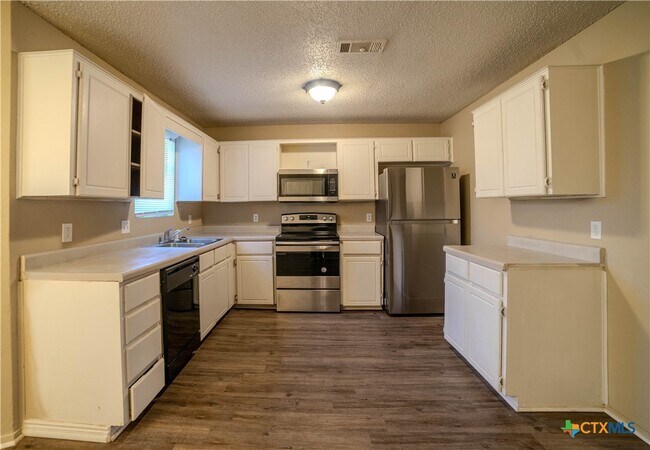 Building Photo - 2302 Traverse Dr